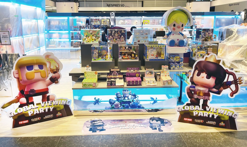 11.與POP MART泡泡瑪特合作推出盲盒，並在首間實體店亮相